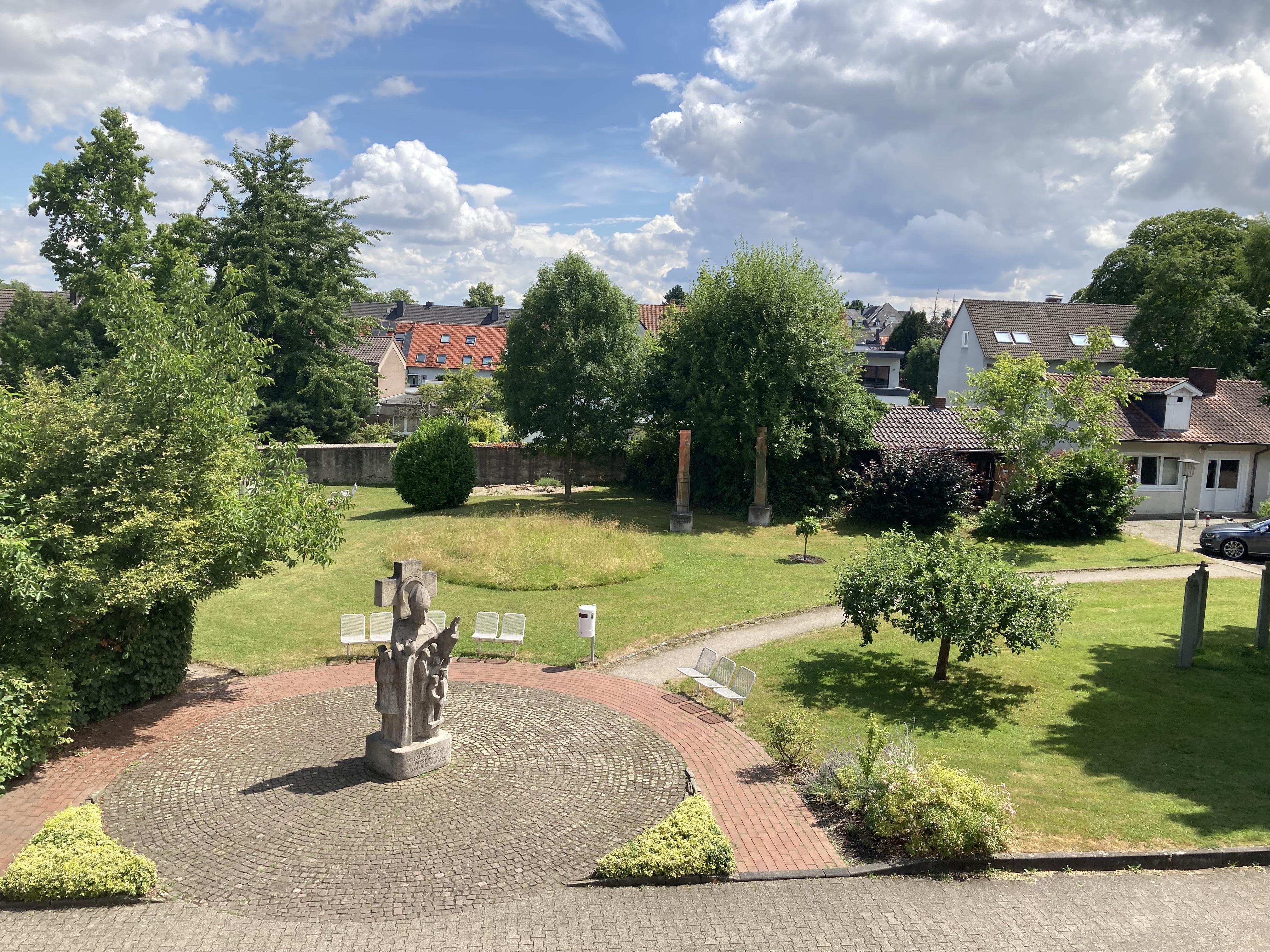 aufwachsende Wilde Wiese vor dem Haupteingang