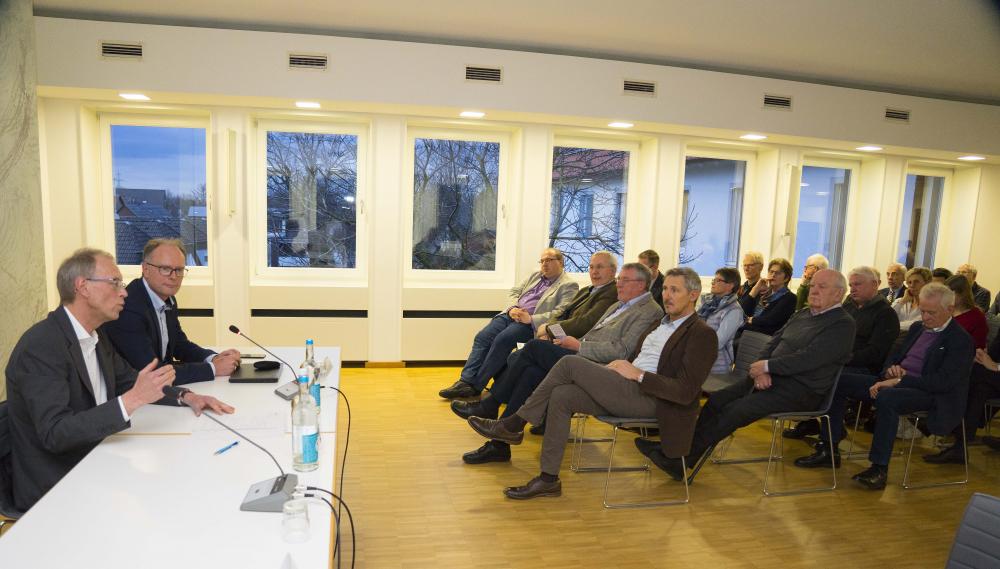 Gut besucht war das von Detlef Herbers (links) moderierte Gespräch über „Digitale Ethik“ in der Kommende Dortmund.  Foto: Michael Bodin / Erzbistum Paderborn