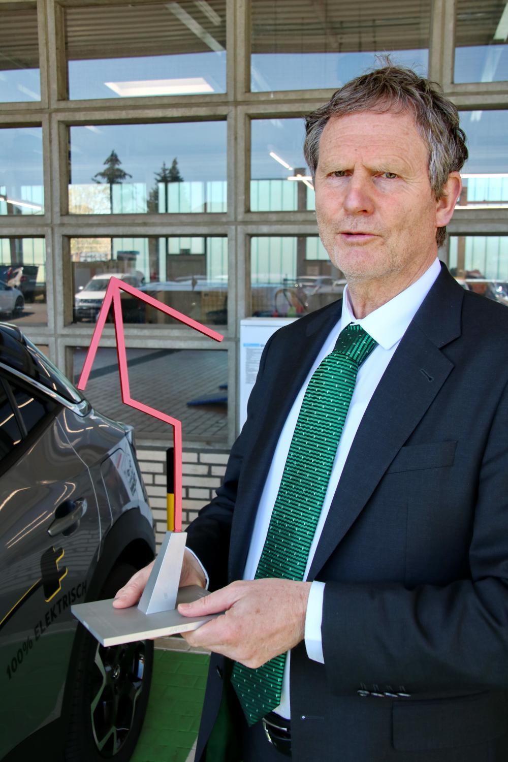 Joan Henrik Rüschkamp mit der Skulptur "Gerechtigkeit" des Künstlers Johannes Dörflinger