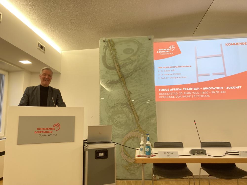 Prof. Dr. Wolfgang Gieler beim Vortrag