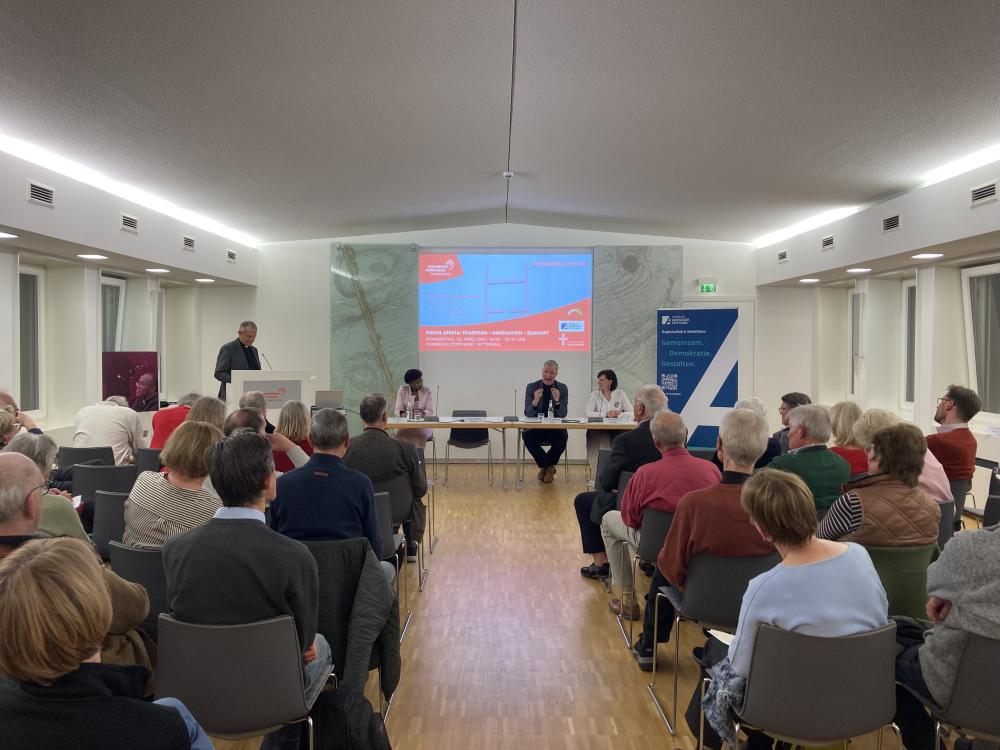 Plenumsdiskussion mit Referent:innen
