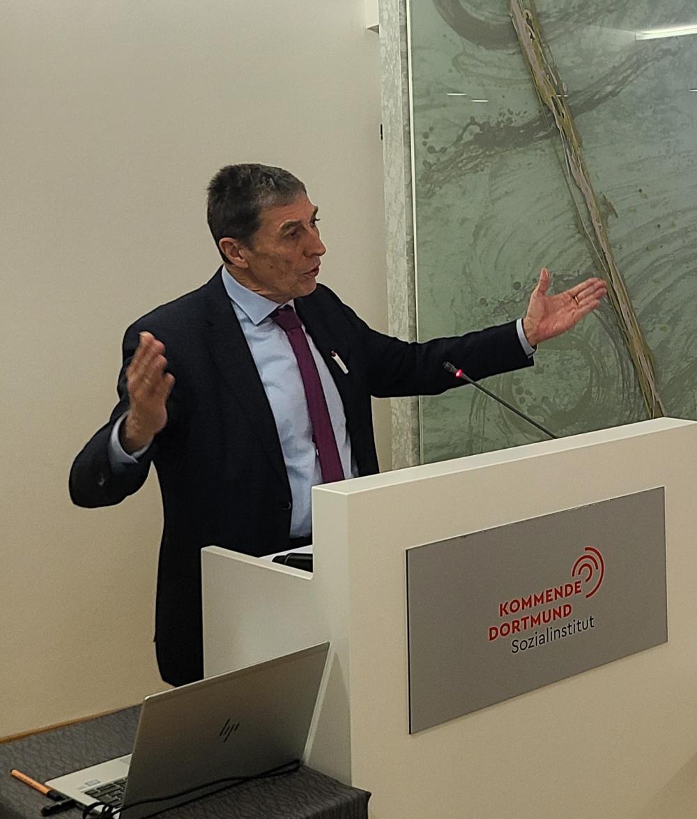 Schlegel forderte eine umfassende strukturelle Reform, die Minijobs in reguläre Beschäftigungsverhältnisse überführt.