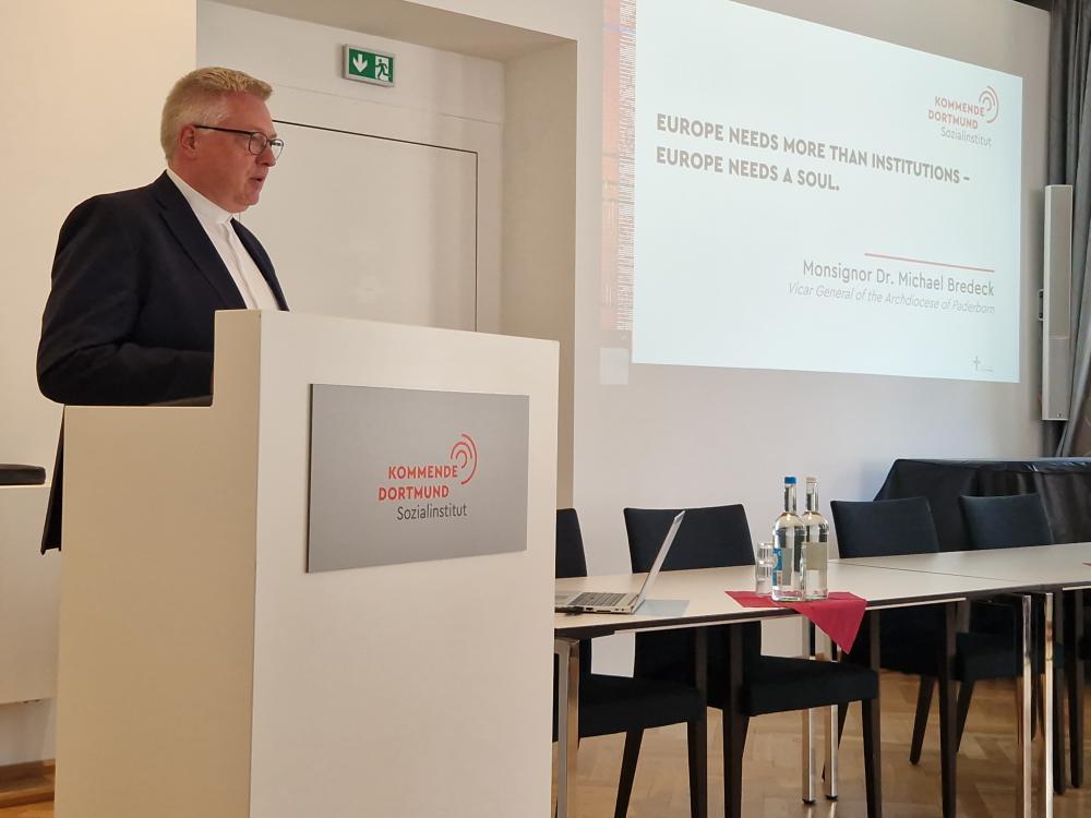 Generalvikar Monsignore Dr. Michael Bredeck betonte in seinem Grußwort, dass die „Allianz für Europa“ ein „Zeichen der Hoffnung in einer Zeit tiefgreifender Veränderungen“ sei. Foto: Claudia Schwarz / Kommende Dortmund