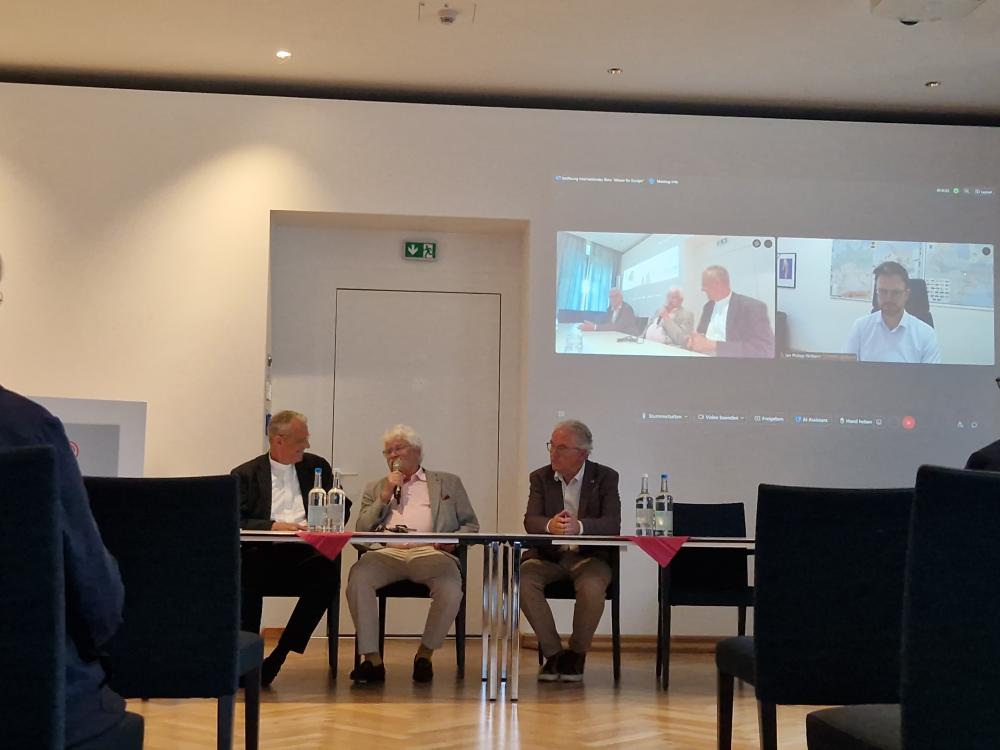 In einem Podiumsgespräch, moderiert von Prälat Dr. Peter Klasvogt, diskutierten Elmar Brok (früher MEP), Klaus Wegener (Präsident der Auslandsgesellschaft) und, aus der Ukraine zugeschaltet, Dr. Jan-Philipp Wölbern (stellv. Leiter des KAS-Büros in Kiew). Foto: Claudia Schwarz / Kommende Dortmund