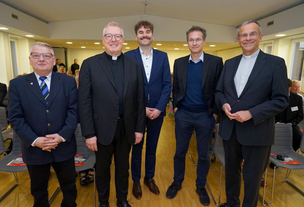 Flucht und Migration waren am Sonntag das Thema beim Kommendefest in Dortmund (v.l.): Bürgermeister Norbert Schilff, Diözesanadministrator Monsignore Dr. Michael Bredeck, Lukas Trötzer, Gerald Knaus und Kommende-Direktor Prälat Dr. Peter Klasvogt. Foto: Michael Bodin / Erzbistum Paderborn