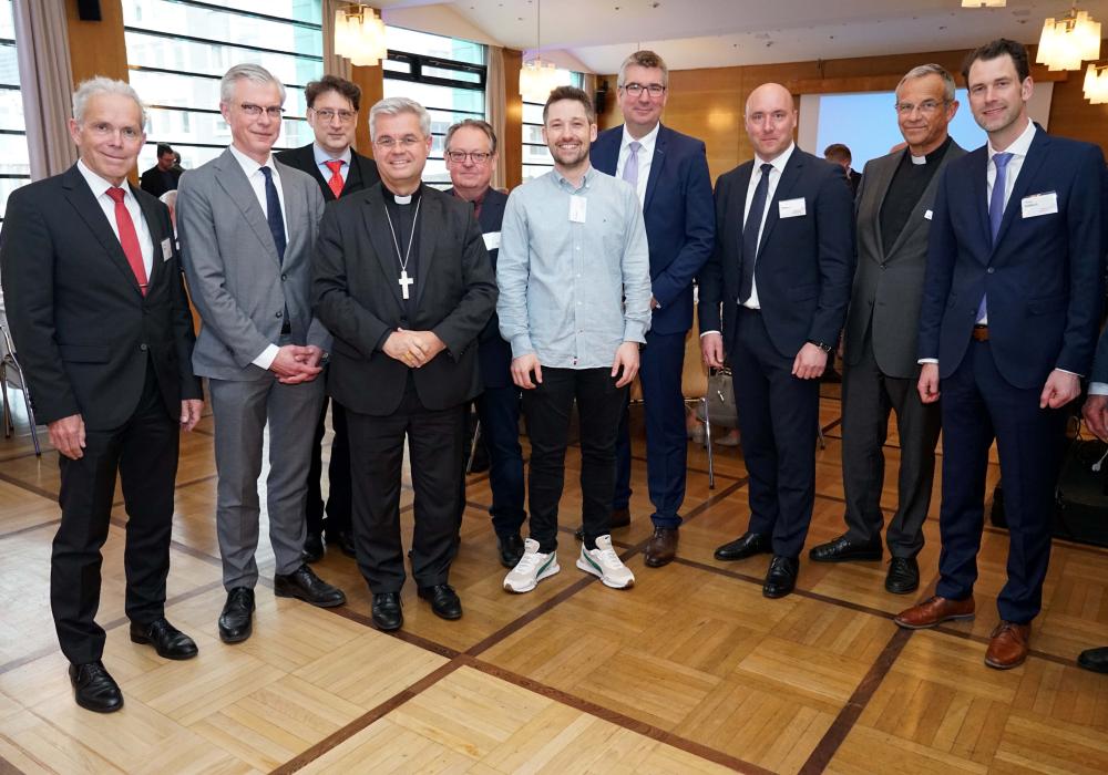 Dr. Richard Böger, (Bank für Kirche und Caritas eG), Professor Dr. Martin Werding, Dr. Andreas Fisch (Kommende Dortmund), Erzbischof Dr. Udo Markus Bentz, Reinhold Rünker (Wirtschaftsministerium NRW), Dr. Tim Breker (Vytal Global GmbH), Wulf-Christian Ehrich (IHK zu Dortmund), Philipp Halbach (Diagramm Halbach GmbH & Co. KG), Prälat Dr. Peter Klasvogt (Direktor der Kommende Dortmund) und Thomas Halbach (Diagramm Halbach GmbH & Co. KG). Foto: Michael Bodin / Erzbistum Paderborn