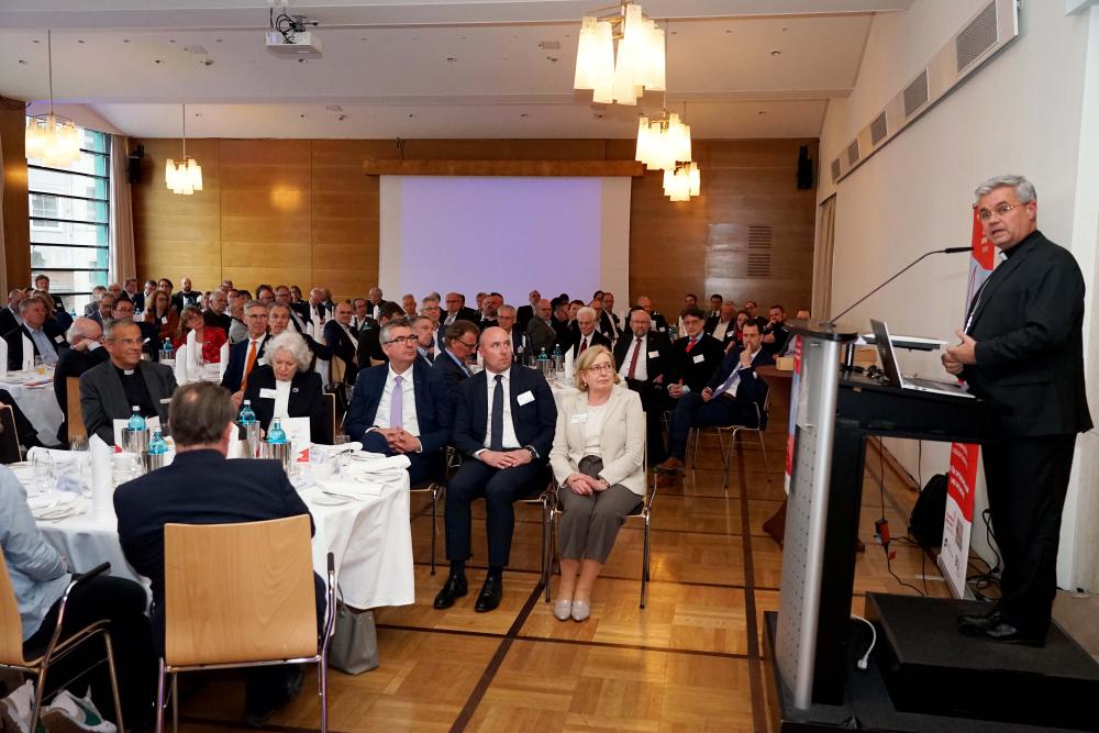 Erzbischof Dr. Udo Markus Bentz (rechts) begrüßte in Dortmund die sehr zahlreichen Gäste des 17. Tages für Unternehmerinnen und Unternehmer „erfolgreich nachhaltig“. Foto: Michael Bodin / Erzbistum Paderborn