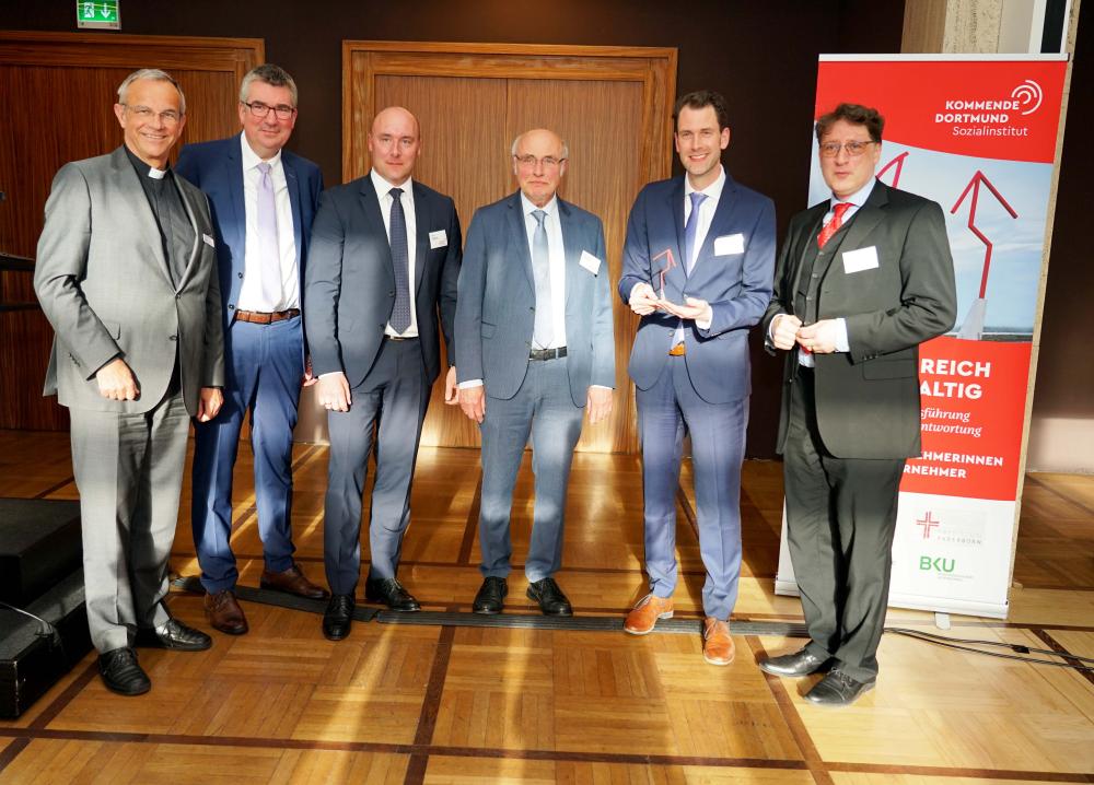 Unternehmerpreis „erfolgreich nachhaltig“ (v.l.): Prälat Dr. Peter Klasvogt (Direktor der Kommende Dortmund), Wulf-Christian Ehrich (IHK zu Dortmund), Philipp Halbach, Ulrich Halbach und Thomas Halbach (Diagramm Halbach GmbH & Co. KG) sowie Dr. Andreas Fisch (Kommende Dortmund). Foto: Michael Bodin / Erzbistum Paderborn