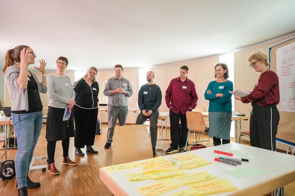 Eine Workshopgruppe im Austausch. Foto: Frank Schroth.