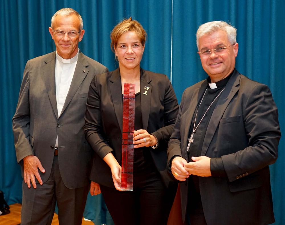 Tag für Unternehmerinnen und Unternehmer in Dortmund (v.l.): Prälat Dr. Peter Klasvogt, Ministerin Mona Neubaur (mit Gastgeschenk der Kommende) und Erzbischof Dr. Udo Markus Bentz. Foto: Michael Bodin / Erzbistum Paderborn