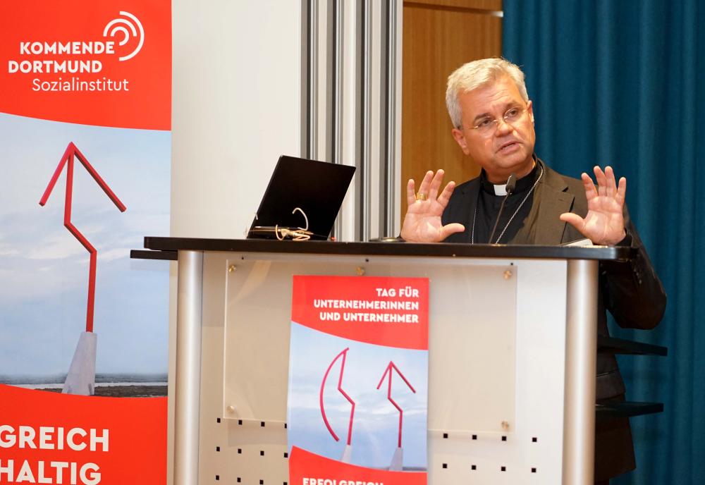 Erzbischof Dr. Udo Markus Bentz sprach zum Thema „Verantwortung für das Gemeinwohl. Warum wir Bischöfe völkischen Nationalismus ablehnen, und was das mit Wirtschaften zu tun hat.“ Foto: Michael Bodin / Erzbistum Paderborn