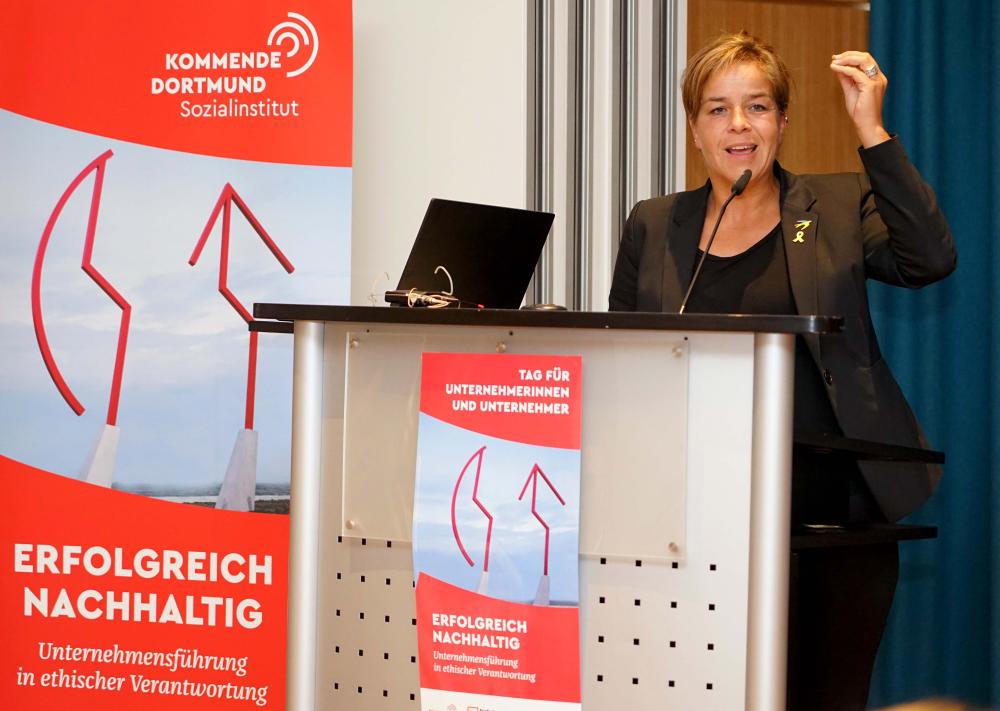 Die stellvertretende Ministerpräsidentin und Wirtschaftsministerin von Nordrhein-Westfalen Mona Neubaur sprach zum Thema „Resilienz in herausfordernden Zeiten: die wirtschaftliche Transformation gestalten.“ Foto: Michael Bodin / Erzbistum Paderborn