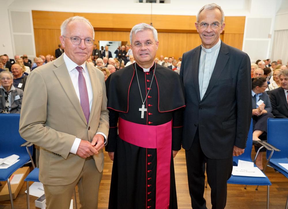 Festakt zum Abschied für Prälat Dr. Peter Klasvogt in der Katholischen Akademie Schwerte (v.l.). Festredner Prof. Dr. Dr. Karl-Rudolf Korte, Erzbischof Dr. Udo Markus Bentz und Prälat Dr. Peter Klasvogt. Foto: Michael Bodin / Erzbistum Paderborn