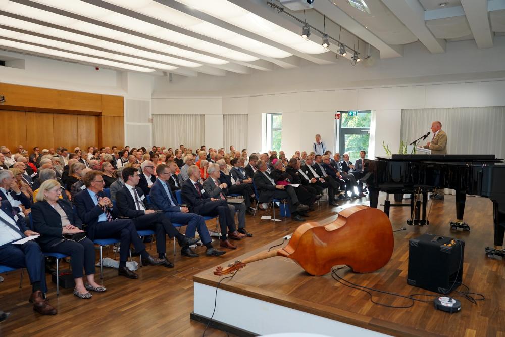 Wegbegleiterinnen und Wegbegleiter aus Kirche, Wissenschaft, Politik und Gesellschaft nahmen sehr zahlreich an der Verabschiedung von Prälat Dr. Peter Klasvogt in der Katholischen Akademie Schwerte teil. Foto: Michael Bodin / Erzbistum Paderborn