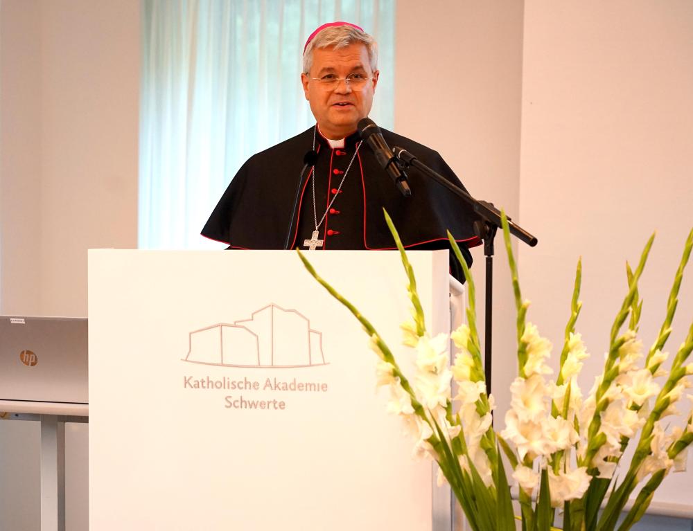 Erzbischof Dr. Udo Markus Bentz würdigte Prälat Dr. Peter Klasvogt als Brückenbauer zwischen der Welt - Gesellschaft, Wirtschaft, Wissenschaft, Politik sowie Kultur - und der Kirche. Foto: Michael Bodin / Erzbistum Paderborn