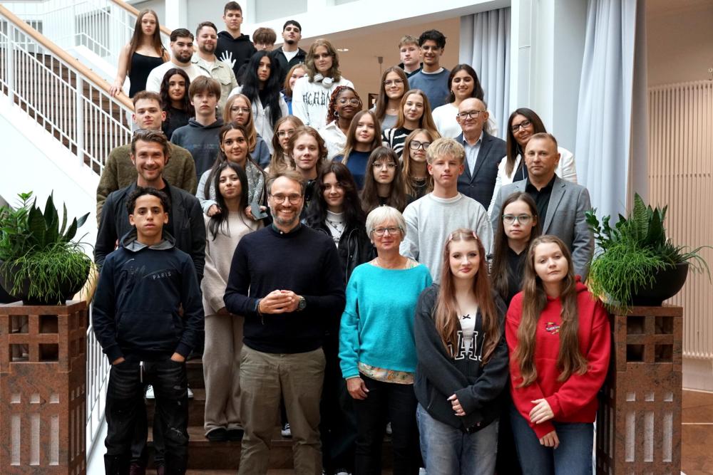 Bürgermeisterin Barbara Brunsing (vorne Mitte mit Schulleiter Nadim Al-Madani, Gesamtschule Scharnhorst) begrüßte am Montag im Dortmunder Rathaus vierzig Jugendliche aus Deutschland und Polen mit ihren Lehrkräften zum Auftakt des gemeinsamen Begegnungsprojekts „Dortmund x Radomsko. Erinnern für Heute in Europa“. Foto: Michael Bodin / Erzbistum Paderborn