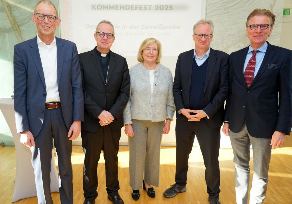 Festakt beim Kommendefest in Dortmund (v.l.): Direktor Detlef Herbers, Weihbischof Josef Holtkotte, Ute Hanswille (Freunde und Förderer der Kommende Dortmund e.V.), Festredner Albrecht von Lucke und Christoph Weishaupt (Vorsitzender des Kuratoriums). Foto: Michael Bodin / Erzbistum Paderborn