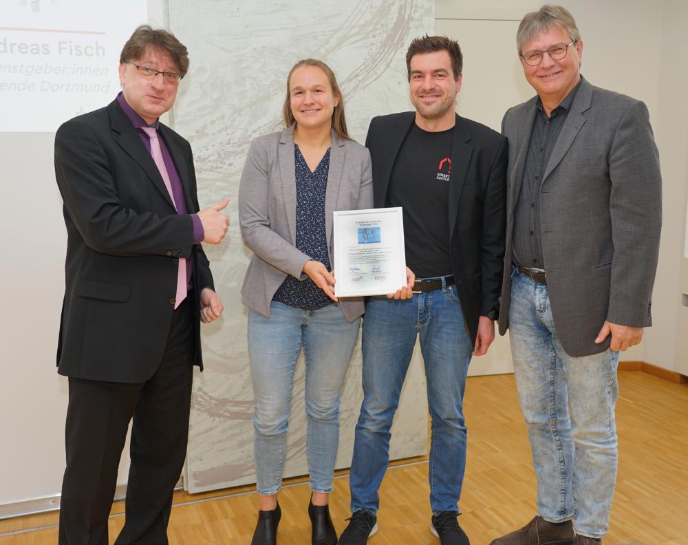 Von r.n.l.:Eckhard Kukatsch, Gründer und Inhaber der Kukatsch Systeme, Malte Frenzel, Alina Frenzel, die Nachfolger:in im Unternehmen, Dr. Andreas Fisch, Leiter des Fachbereichs Wirtschaftsethik in der Kommende Dortmund 