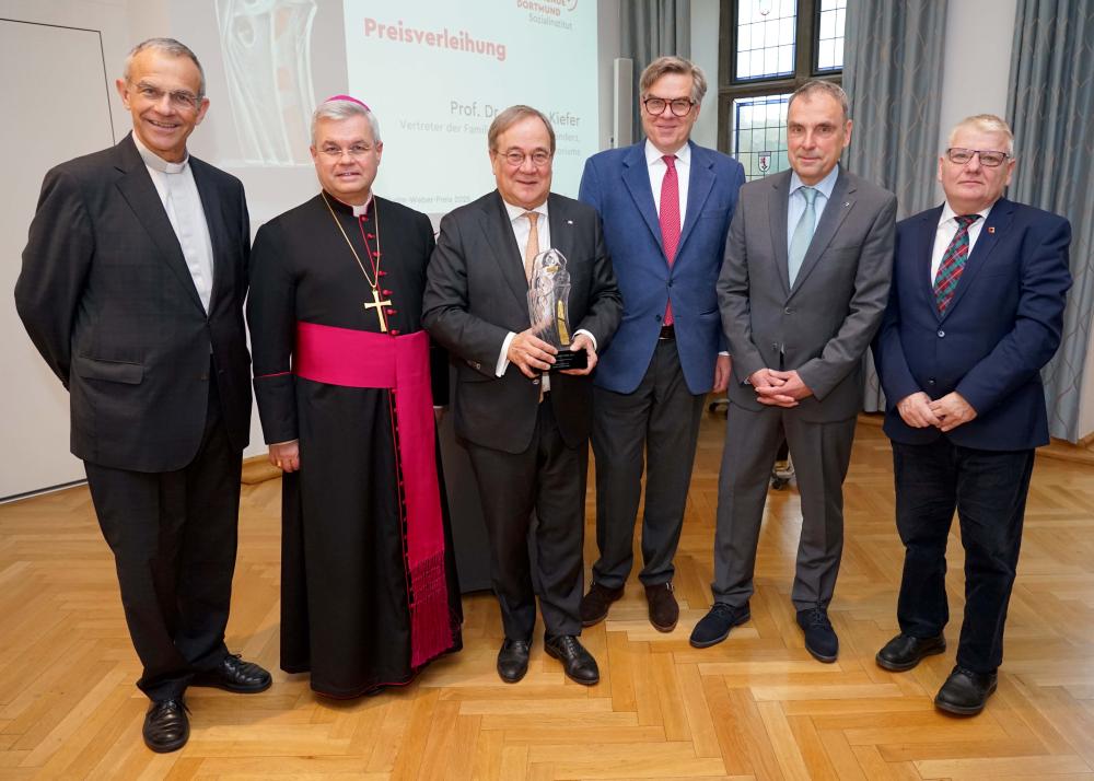 Armin Laschet erhält Wilhelm-Weber-Preis 2025 (v.l.): Prälat Dr. Peter Klasvogt (Vorsitzender des Kuratoriums), Erzbischof Dr. Udo Markus Bentz, Armin Laschet, Unternehmer Stefan Winners, Professor Dr. Markus Kiefer (Vertreter der Familie des Stiftungsgründers) und Bürgermeister Norbert Schilff (Dortmund). Foto: Michael Bodin / Erzbistum Paderborn