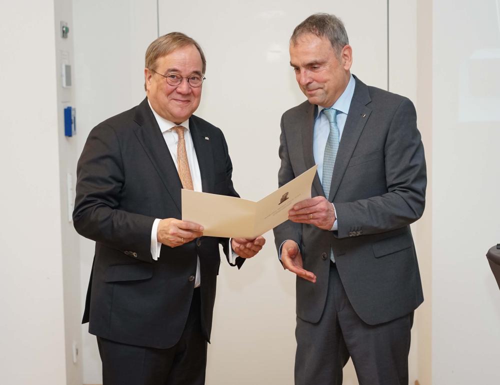 Professor Dr. Markus Kiefer (rechts), Vertreter der Familie des Stiftungsgründers, überreicht die Urkunde des Wilhelm-Weber-Preis 2025 an Armin Laschet (MdB), früherer Ministerpräsident von NRW. Foto: Michael Bodin / Erzbistum Paderborn