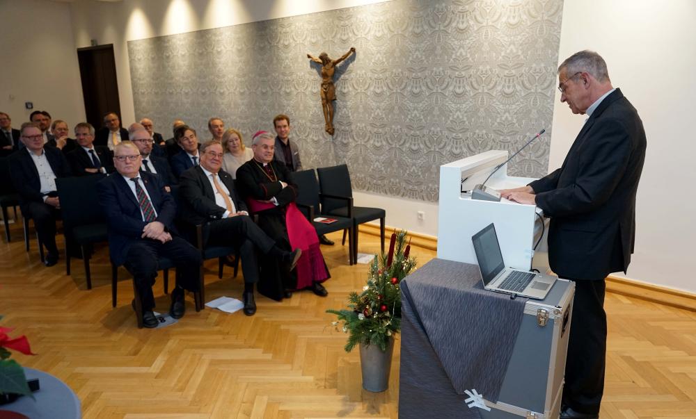 Prälat Dr. Peter Klasvogt, Vorsitzender des unabhängigen Kuratoriums zur Preisvergabe, begrßt die Gäste des Festaktes zur Verleihung des Wilhelm-Weber-Preises 2025 an Armin Laschet (MdB), früherer Ministerpräsident von NRW. Foto: Michael Bodin / Erzbistum Paderborn