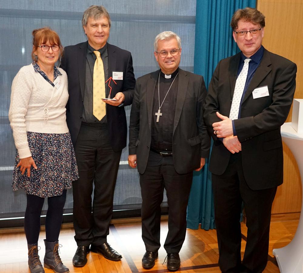 260422_unternehmer_tag2026_1: Die Möbelwerkstatt Breckerfeld/Kukatsch Systeme wurde beim 19. „Tag für Unternehmerinnen und Unternehmer“ in Dortmund mit dem Preis „erfolgreich nachhaltig“ ausgezeichnet (v.l.): Bettina Kukatsch, Eckhard Kukatsch, Erzbischof Dr. Udo Markus Bentz und Dr. Andreas Fisch von der Kommende Dortmund. Foto: Michael Bodin / Erzbistum Paderborn