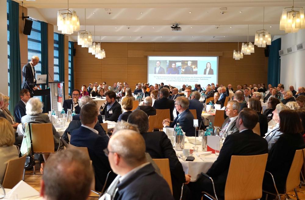 260422_unternehmer_tag2026_2: Kommendedirektor Detlef Herbers (links) konnte im Westfälischen Industrieklub Dortmund rund 200 Gäste zum 19. „Tag für Unternehmerinnen und Unternehmer – erfolgreich nachhaltig“ begrüßen. Foto: Michael Bodin / Erzbistum Paderborn