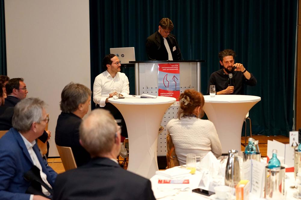 260422_unternehmer_tag2026_3: Cihan Sügür (links) und Prof. Dr. Aladin El-Mafaalani (rechts) diskutierten unter der Leitung von Dr. Andreas Fisch (Kommende Dortmund) im Westfälischen Industrieklub über Fachkräftemangel, Demografie und Zuwanderung. Foto: Michael Bodin / Erzbistum Paderborn