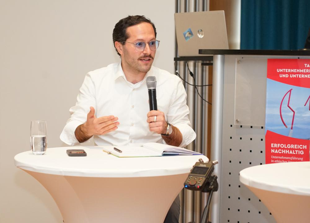 260422_unternehmer_tag2026_5: Cihan Sügür zählt laut „Capital“ zu den „Top 40 unter 40“-Managern in Deutschland. Foto: Michael Bodin / Erzbistum Paderborn