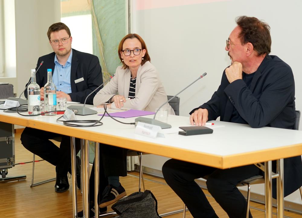 Prof. Dr. Nicole Priesching, Studienautorin, Professorin für Kirchen- und Religionsgeschichte der Universität Paderborn, stellte in der Kommende Dortmund die Ergebnisse der Studie „Missbrauch im Erzbistum Paderborn“ vor, zusammen mit Reinhold Harnisch Sprecher der Betroffenenvertretung im Erzbistum Paderborn (rechts) und Moderator Gregor Christiansmeyer (links). Foto: Michael Bodin / Erzbistum Paderborn
