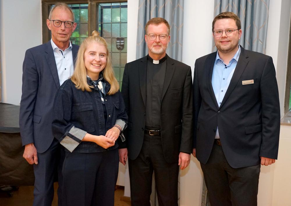 Kommende-Forum „Junge Menschen schützen“ (v.l.): Kommendedirektor Detlef Herbers, Lena Topp (BDKJ), Pater Professor Dr. Hans Zollner SJ und Moderator Gregor Christiansmeyer. Foto: Michael Bodin / Erzbistum Paderborn