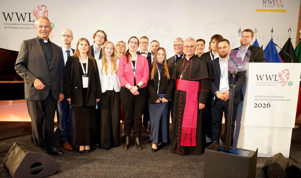 Die europäische Jugendbewegung socioMovens erhielt in Münster den Jugendpreis des Westfälischen Friedens. Internationale Jugendliche von socioMovens mit dem Initiator, Prälat Dr. Peter Klasvogt (1.v.l.), Claudia Schwarz (vorne, 4.v.l.), Vorstandsvorsitzende der Stiftung „socioMovens. Giving Europe a Soul“, Erzbischof Dr. Udo Markus Bentz (Mitte) und Gregor Christiansmeyer (1.v.r.) von der Kommende Dortmund sowie weiteren Vertretern von socioMovens freuen sich. Foto: Michael Bodin / Erzbistum Paderborn 