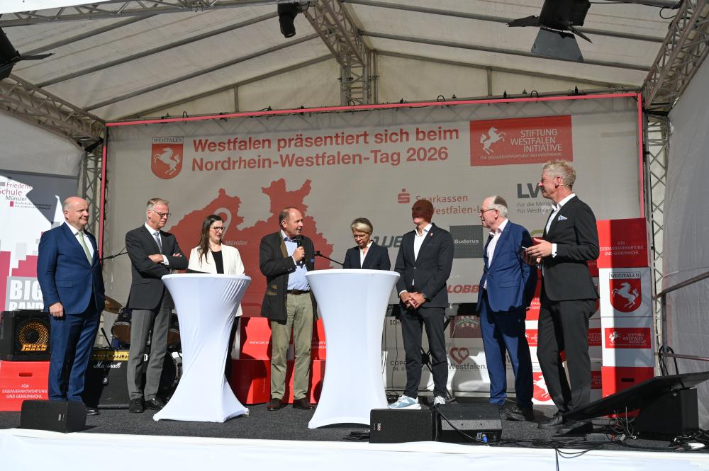 Die Ehrengäste auf der Westfalenbühne (v.l.n.r.): Dr. Benedikt Hüffer (Stellv. Vorsitzender der Wirtschaftlichen Gesellschaft für Westfalen und Lippe – WWL), Klaus Winterkamp (Generalvikar des Bistums Münster), Claudia Schwarz (Vorstandsvorsitzende socioMovens), Dr. Hans Moormann (Vorsitzender der Stiftung Westfalen-Initiative), NRW-Schulministerin Dorothee Feller, Dr. Georg Lunemann (Landesdirektor, LWL), Manfred Müller (Vorsitzender des Westfalen e.V.) mit Moderator Martin Mall. Foto: Joachim Busch 