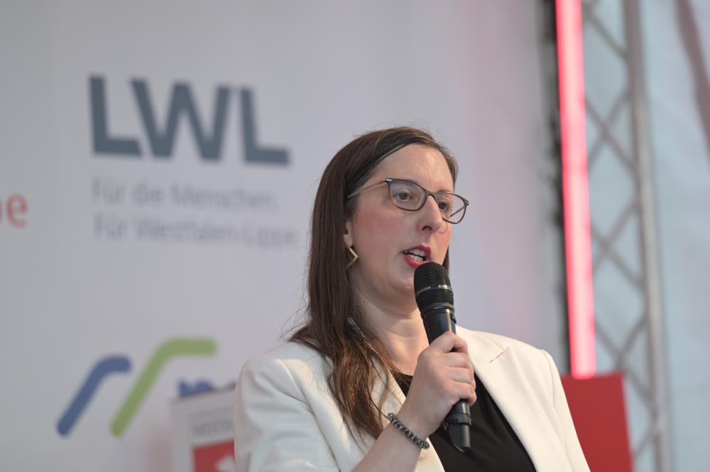 Claudia Schwarz, Vorstandsvorsitzende der Stiftung socioMovens, stellt die Projektarbeit vor. Foto: Joachim Busch / Stiftung Westfalen-Initiative