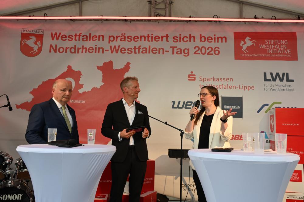 Claudia Schwarz (Vorstandsvorsitzende der Stiftung socioMovens) im Gespräch mit Dr. Benedikt Hüffer (Stellv. Vorsitzender der Wirtschaftlichen Gesellschaft für Westfalen und Lippe – WWL) und Moderator Martin Mall. Foto: Joachim Busch / Stiftung Westfalen-Initiative
