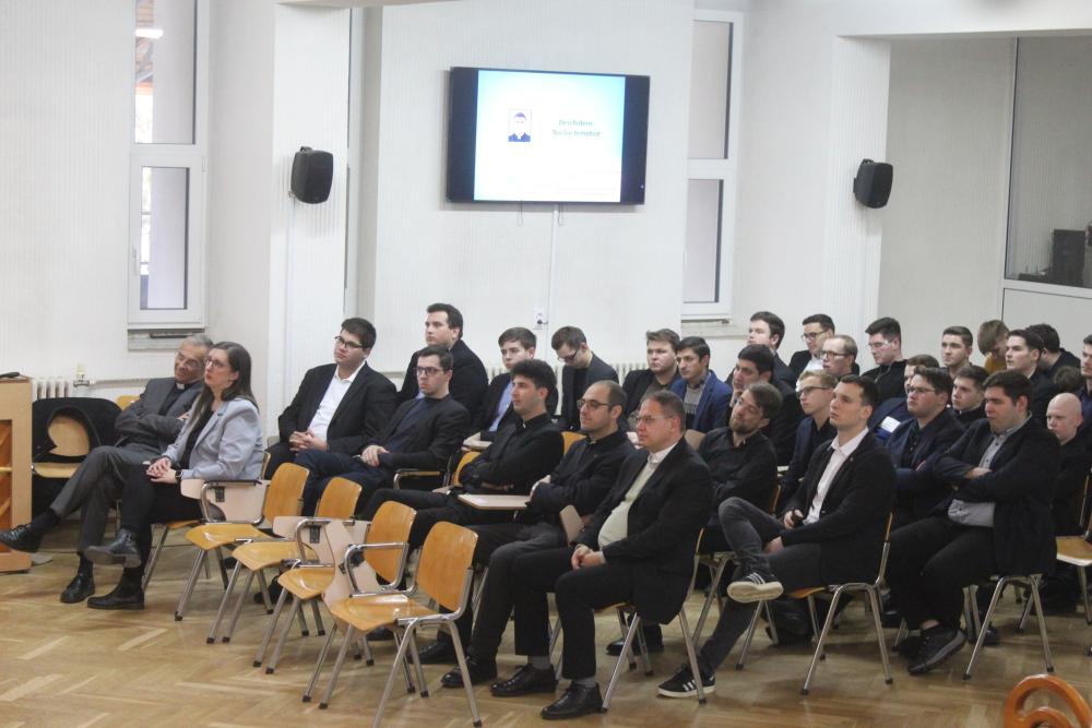 Publikum mit Claudia Schwarz und Peter Klasvogt