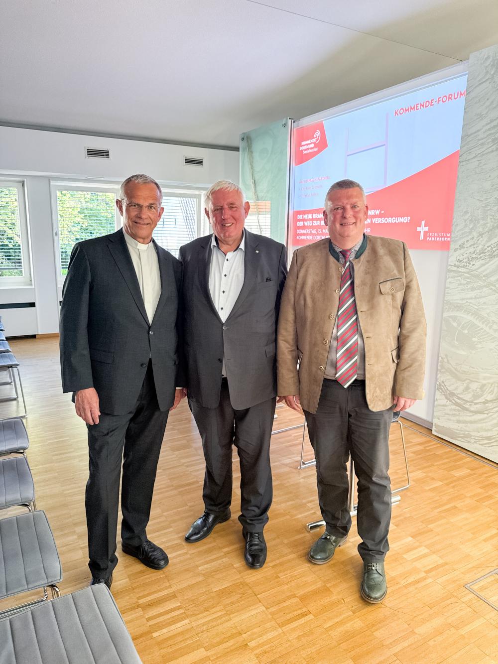  (v. l. n. r.) Prälat Dr. Peter Klasvogt (Direktor Kommende Dortmund); Karl-Josef Laumann (NRW-Gesundheitsminister), Christian Jostes (Geschäftsführer Hospitalvereinigung Weser-Egge)