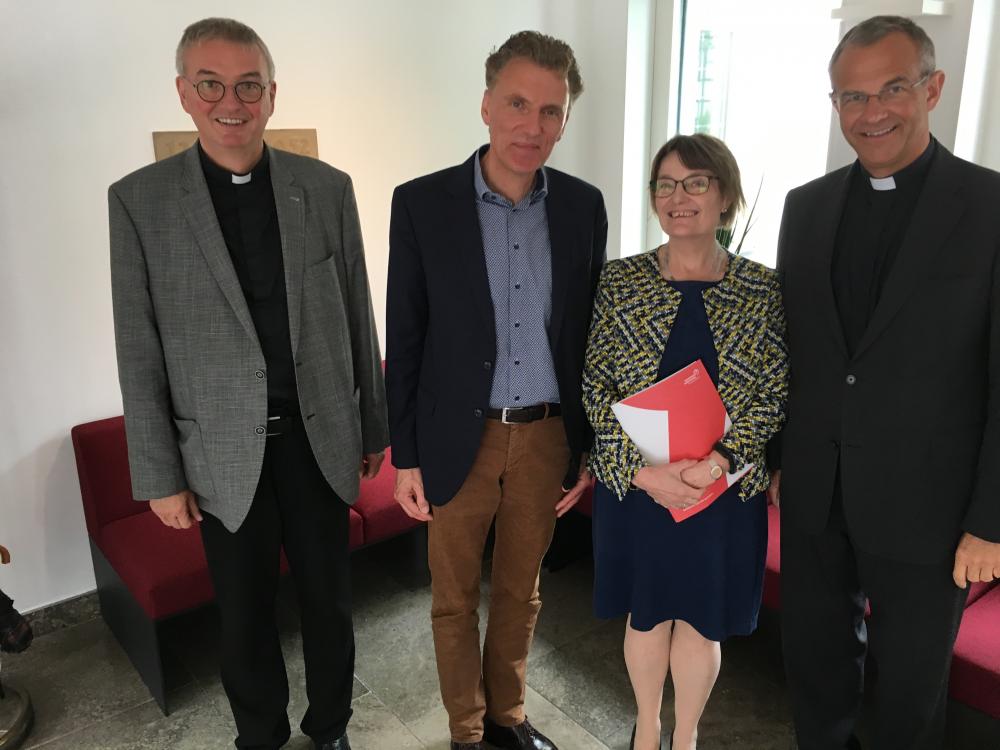 Sie leiten das neue Kuratorium (v.l.): Prälat Thomas Dornseifer, Christoph Weishaupt, Maria Hackmann mit Kommende-Direktor Prälat Dr. Peter Klasvogt.