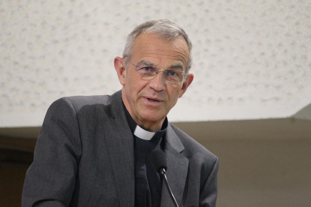 Prälat Peter Klasvogt spricht am Mikrofon