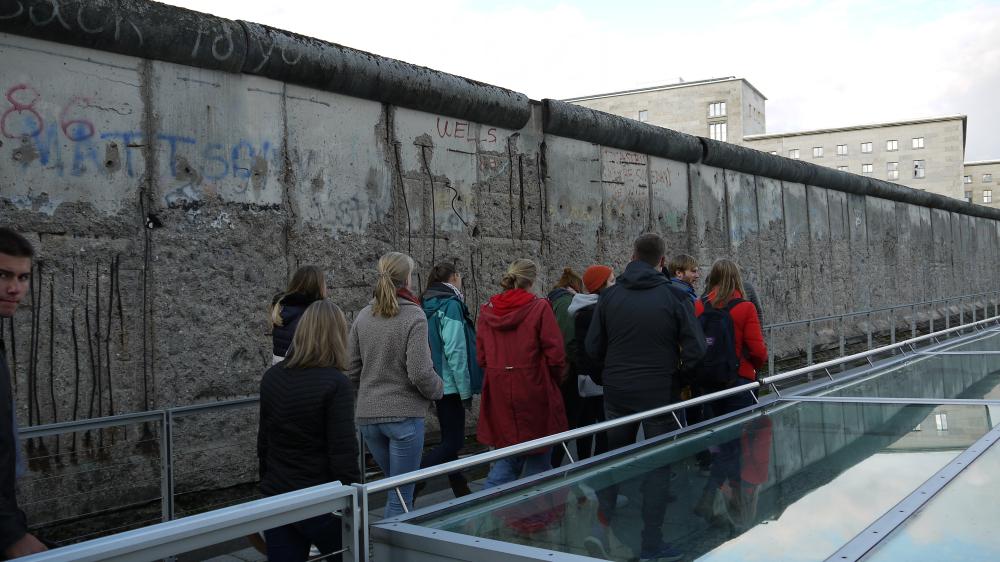 Gang an der Berliner Mauer