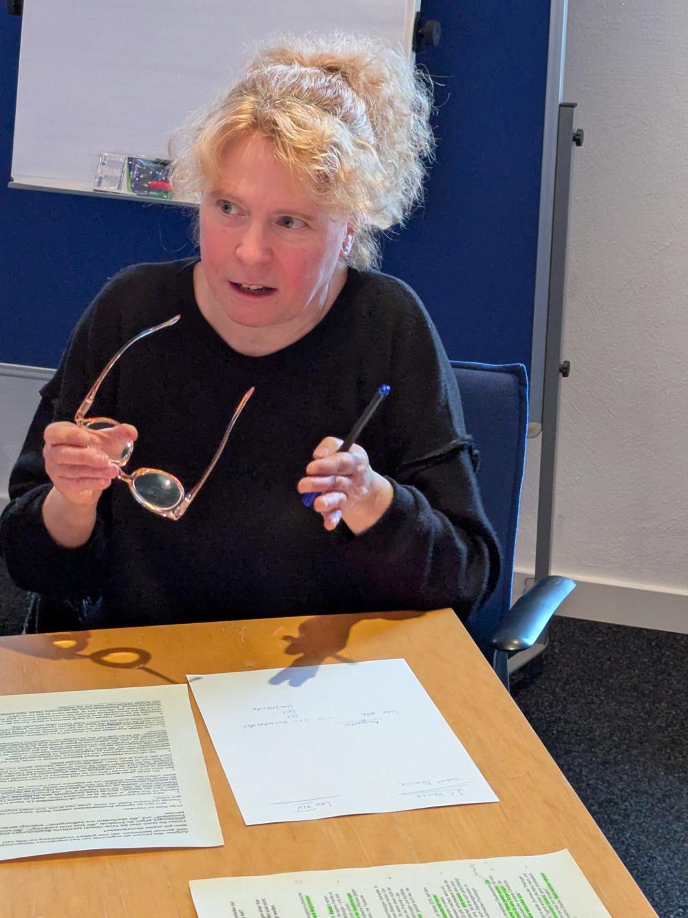 Teilnehmerin beim Seminar im Gespräch