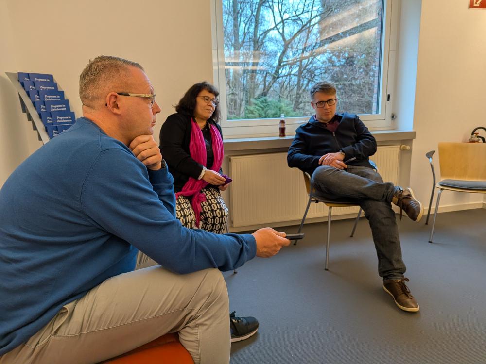 Hören des Radiobeitrags mit O-Tönen von statuslosen Kindern und ihren Eltern, Schulleitung und Lehrkräften.