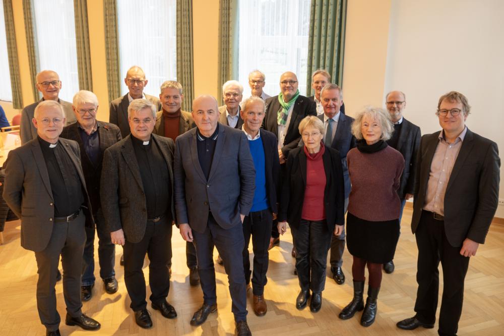 Die Teilnehmenden der Herbsttagung des Sozialwissenschaftlichen Arbeitskreises des vom Erzbistum Paderborn getragenen Sozialinstituts Kommende Dortmund fragten nach der Sicherung des sozialen Zusammenhalts sowie Perspektiven der sozial-ökologischen Transformation. [Thomas Throenle / Erzbistum Paderborn] 