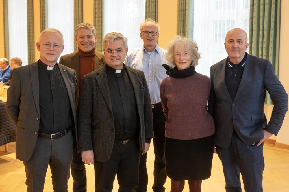 Bereicherten die Herbsttagung des Sozialwissenschaftlichen Arbeitskreises der Kommende Dortmund durch ihre Impulse (v.l.n.r.) Prof. Dr. Peter Schallenberg als Vorsitzender des Arbeitskreises, Mattias Kiefer (Sprecher der Umweltbeauftragten der Deutschen Diözesen, München), Erzbischof Dr. Udo Markus Bentz, Professor Dr. Hermann-Josef Große-Kracht (Darmstadt), Professorin em. Dr. Ilona Ostner und Professor Dr. Berthold Vogel (beide Göttingen). [Thomas Throenle / Erzbistum Paderborn]