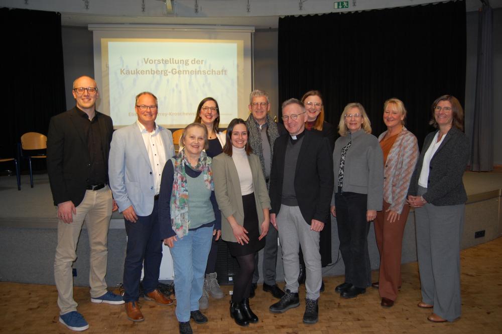 Menschen vor einer Bühne