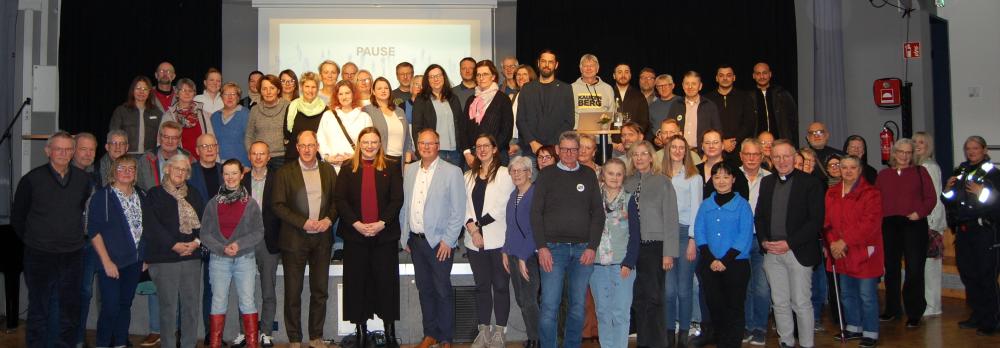 Viele Menschen vor Bühne