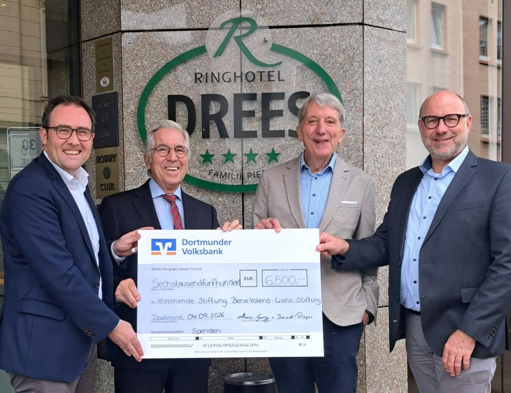 Christoph Meyer-Haferkamp (Lions-Club Dortmund-Hanse), Hans-Georg und Bernd Riepe (Ringhotel Drees) bei der Scheckübergabe über 6.500 € an den Geschäftsführer der Kommende-Stiftung beneVolens, Robert Kläsener (v.r.). Foto: Ringhotel Drees 