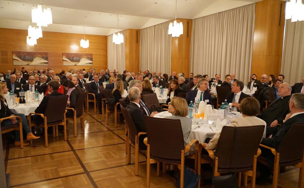 Mehr als 230 Unternehmerinnen und Unternehmer nahmen in Dortmund am 13. Unternehmertag im Erzbistum Paderborn mit Erzbischof Hans-Josef Becker und NRW-Ministerpräsident Armin Laschet teil. 