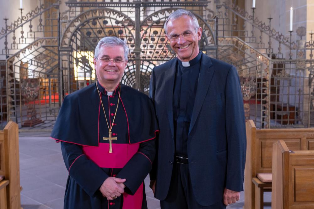 Erzbischof Dr. Udo Markus Bentz (l.) ist überzeugt, dass Prälat Dr. Peter Klasvogts Erfahrung aus der Akademiearbeit dem Campo Santo als Ort des kirchlich-akademischen Diskurses neue Impulse geben wird. Foto: Thomas Throenle | Erzbistum Paderborn