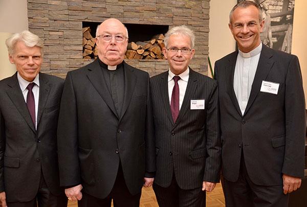 Um die Verantwortung für ein Unternehmen und für die Gesellschaft ging es beim 11. Unternehmertag in Dortmund (v.l.): Prof. Dr. Andreas Barner, Gesellschafterausschuss Boehringer Ingelheim, Erzbischof Hans-Josef Becker, Dr. Richard Böger, Vorstandsvorsitzender der Bank für Kirche und Caritas eG und Kommendedirektor Prälat Dr. Peter Klasvogt.pdp